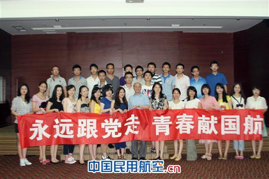 国航重庆开展首届“520”空地联谊活动