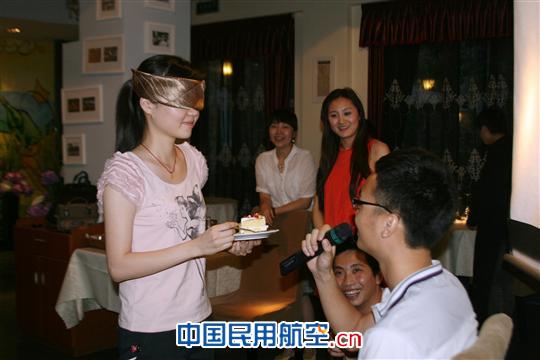 国航重庆开展首届“520”空地联谊活动