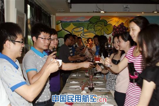 国航重庆开展首届“520”空地联谊活动