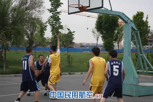 南航新疆货运邀代理人举办篮球友谊赛