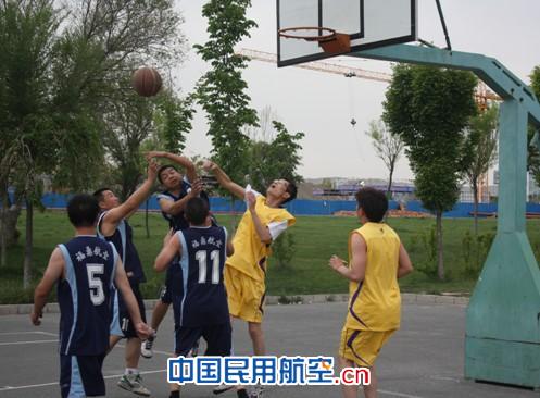 南航新疆货运邀代理人举办篮球友谊赛