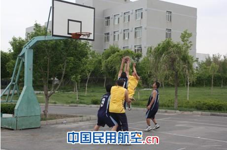 南航新疆货运邀代理人举办篮球友谊赛