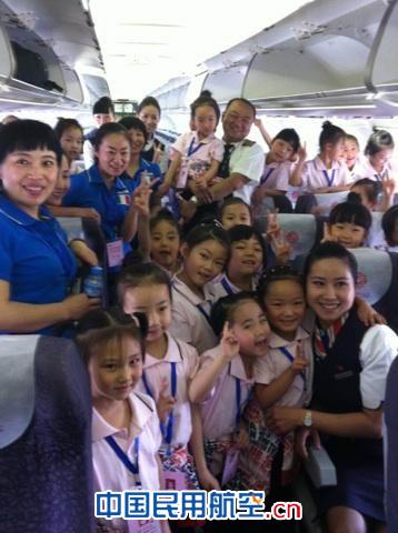 东航甘肃客舱部运送24名幼儿园小朋友赴京演出