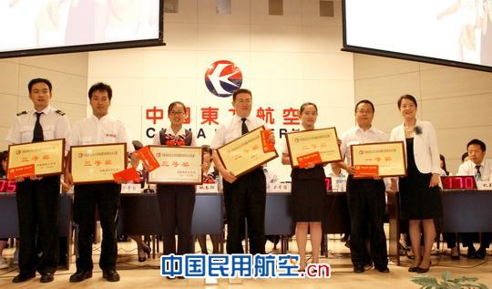 东航西北分公司党委副书记隋英(右一)与获奖单位代表合影留念 东航西北分公司举办世园会服务保障知识竞赛