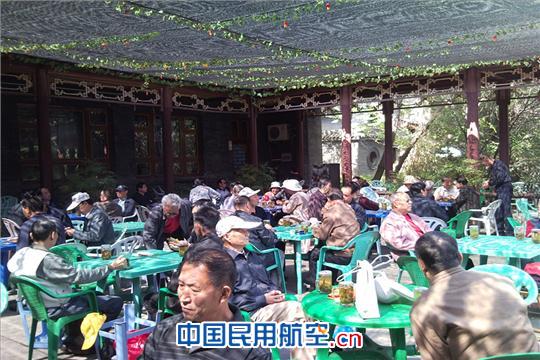 东航甘肃分公司组织离退休人员进行户外踏青活动