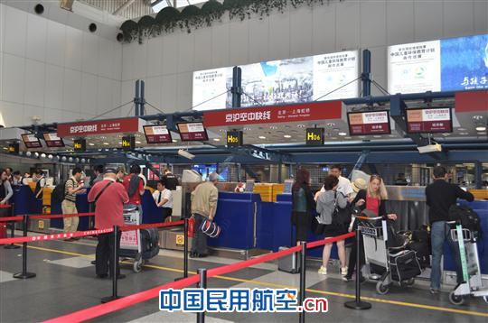 “京沪空中快线”值机柜台在H岛02-08柜台 东航“京沪空中快线”值机柜台搬迁