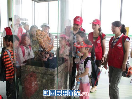 山区儿童畅游世园  东方航空真情相伴