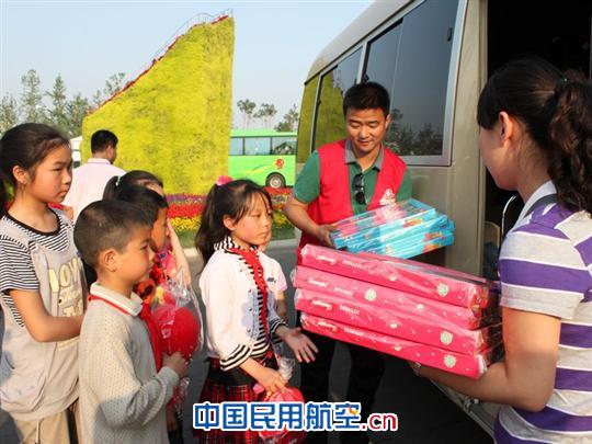 山区儿童畅游世园  东方航空真情相伴