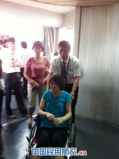 合肥机场旅客服务室全力保障两名轮椅旅客