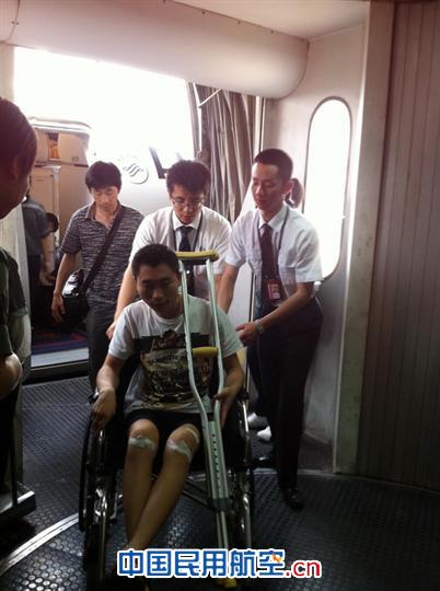 合肥机场旅客服务室全力保障两名轮椅旅客