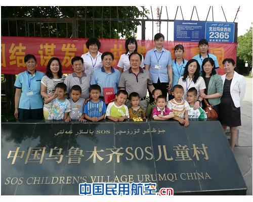 “六一”节看望儿童村的孩子们