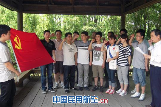 东航虹桥航线部举办"回顾党历，重温誓言"活动