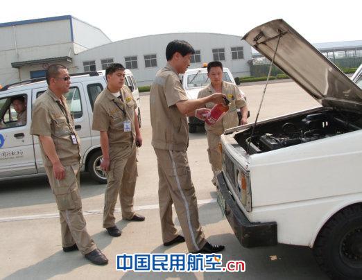 紧急灭火 青岛机场举行货运保障车辆火情应急处置演练