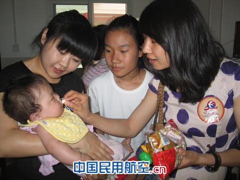 东航西北客舱部“六一”儿童节爱暖孤残儿童