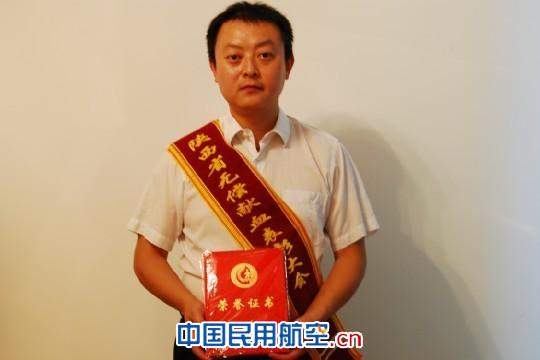 东航西北分公司党委工作部程方应邀参加陕西省无偿献血表彰大会并荣获2008-2009年度“全国无偿献血志愿奖银奖”。 东航西北程方获“全国无偿献血志愿奖银奖”