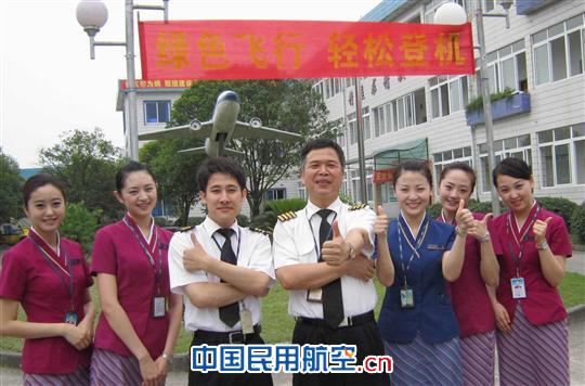 图1、南航广西公司积极开展“绿色飞行、轻松登机”活动 南航广西:开展“绿色飞行、轻松登机” 活动