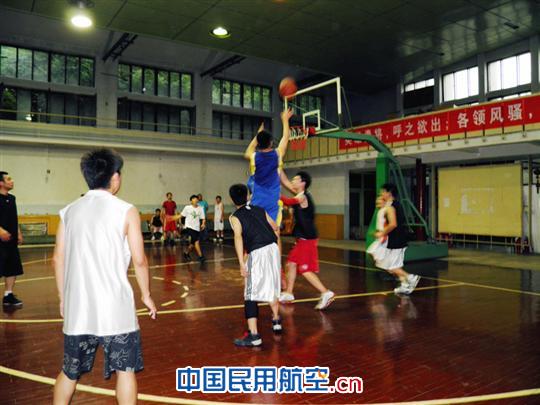 南航新疆飞行部举办飞行员篮球联赛