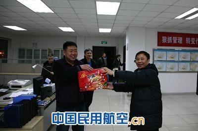 大连空管站领导除夕慰问一线值班人员