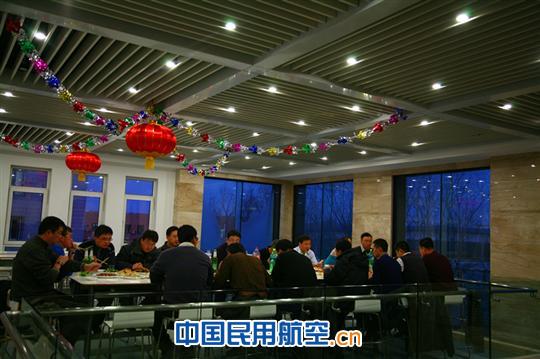 大连空管站领导除夕慰问一线值班人员