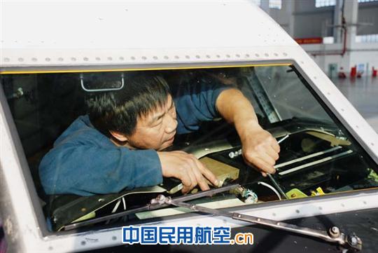 东航工程技术公司虹桥基地机务人雨夜忘我工作