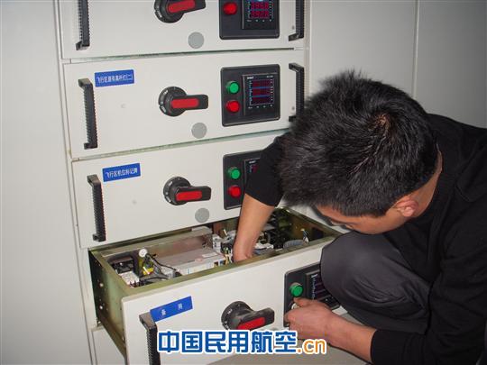 锡林浩特电站员工对低压配电柜指示灯进行维修