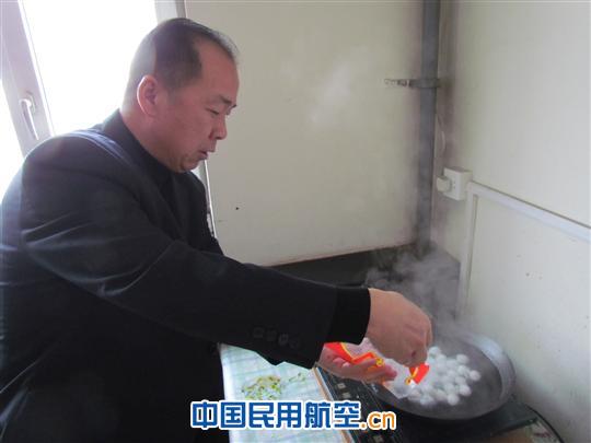欢乐祥和贺元宵   爱心涌动满维修