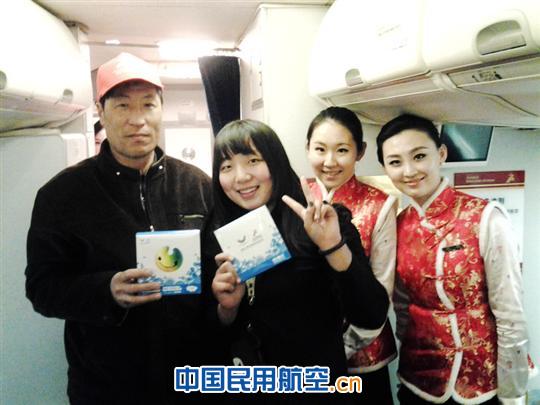 深航女孩机上活动精彩纷呈 与客共度元宵佳节