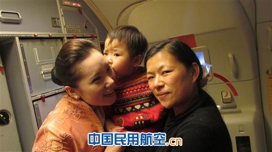 南航新疆分公司万米高空猜灯谜 元宵节里月更圆