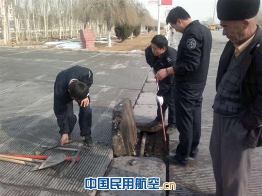 积极修整道面，确保车辆安全出行