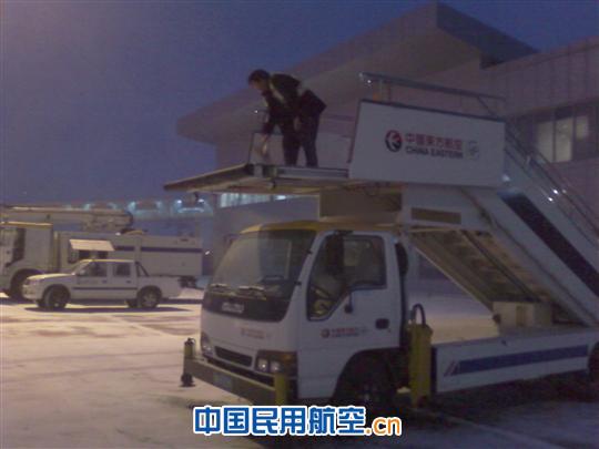 冰雪天气下东航甘肃车辆保障工作正常运行