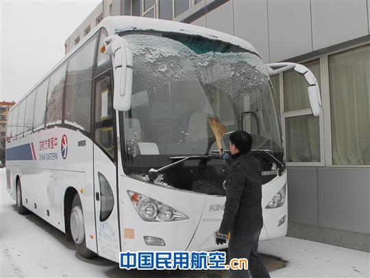 冰雪天气下东航甘肃车辆保障工作正常运行