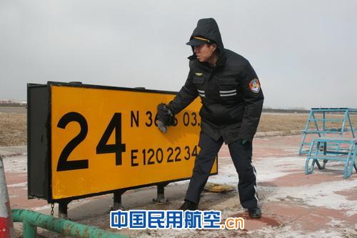 青岛机场及时做好助航灯光灯具清污工作