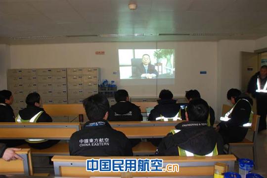 东航工程技术公司虹桥波音航线分部三车间党支部组织党员观看《东航“两优一先”典型代表宣传片》 学习兄弟部门先进经验,扎实做好机务保障工作