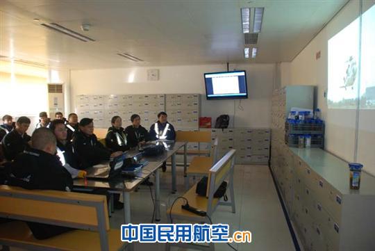 东航工程技术公司虹桥波音航线分部三车间党支部组织党员观看《东航“两优一先”典型代表宣传片》 学习兄弟部门先进经验,扎实做好机务保障工作