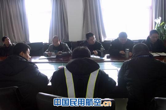 东航甘肃维修部纪委组织专题理论学习