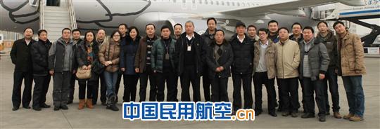 图:公司领导机场迎接飞机引进工作小组回家 两场硬仗 赢得漂亮—成航飞机退租与引进纪实