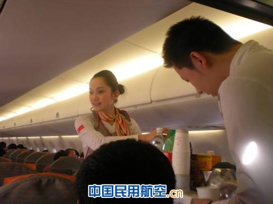 天津航空情侣空乘比翼双飞 与客共度浪漫情人节