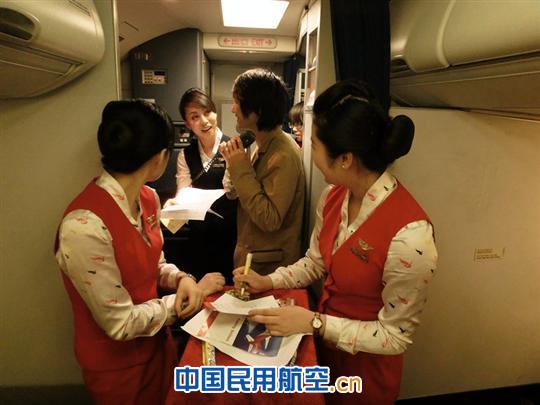 万米高空开启浪漫派对 昆航与旅客共度情人节