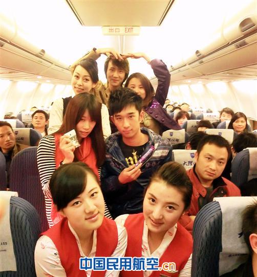 万米高空开启浪漫派对 昆航与旅客共度情人节