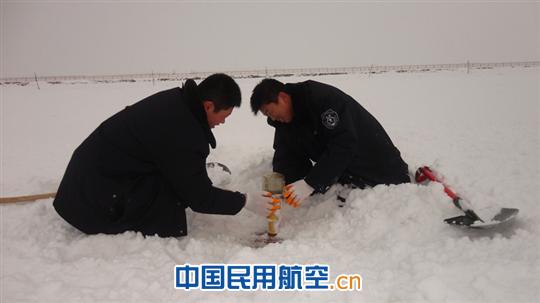 喀什机场消防护卫部为跑道信号灯“擦亮眼睛”