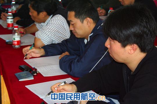 南航新疆飞行部对新飞行员进行岗前培训