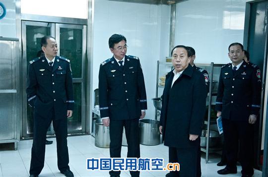 集团公司董事长顾中秦莅临乌机场安检检查指导