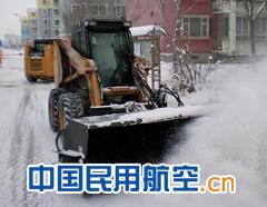 民航机械化作业扫雪，保障道路畅通出行