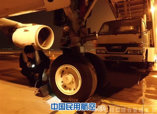 深航机务保障春运九：春寒夜冷调整机位保畅通