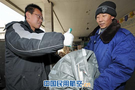 大连机场装卸保障部大拇指装卸班一周收三面锦旗