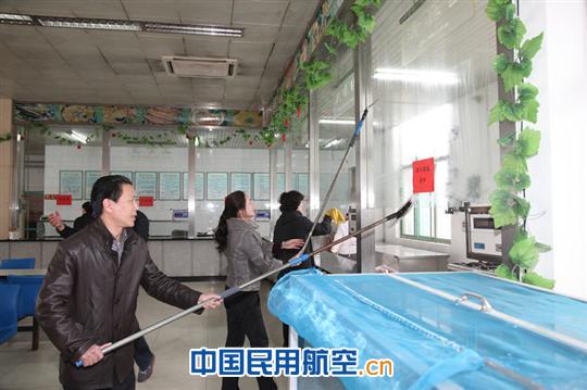 东航济南基地开展践行雷锋精神活动