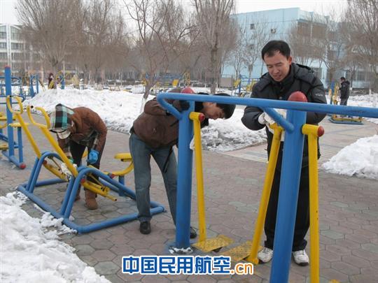 新疆民航实业公司团委行动起来学雷锋