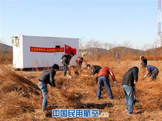 大连空管站开展“立足岗位学雷锋”活动