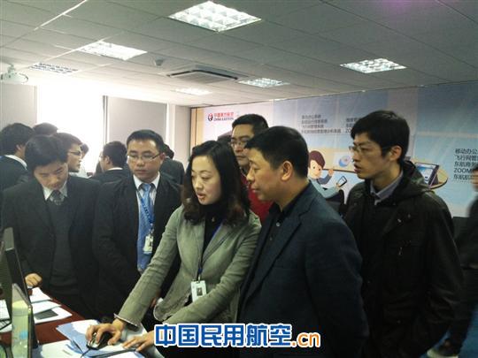 东航四川总经理以旅客身份体验东航IT产品服务