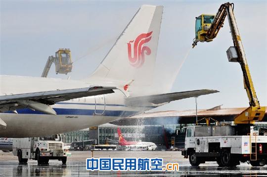 春雪入袭京城  国航机务全力迎战保安全